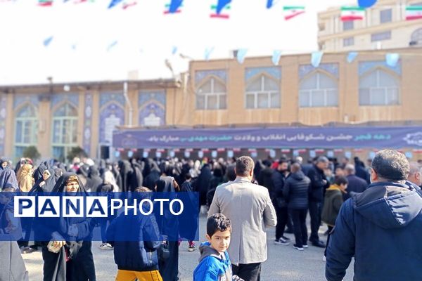 حرکت مردم رباط‌کریم به سوی نماز جمعه