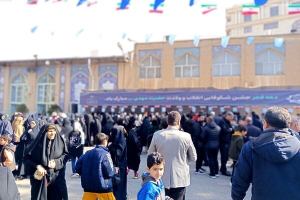 حرکت مردم رباط‌کریم به سوی نماز جمعه