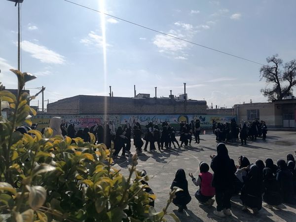  مسابقه طناب کشی به مناسبت دهه فجر در مدرسه ناهید نخودی 