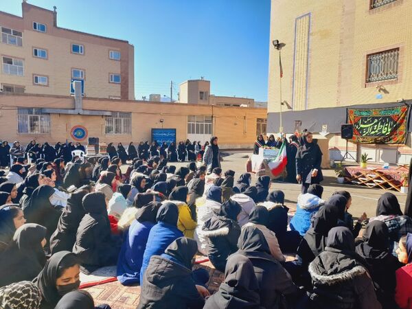 مراسم تشییع پیکر شهید گمنام با حضور دانش آموزان دختر بیرجندی 