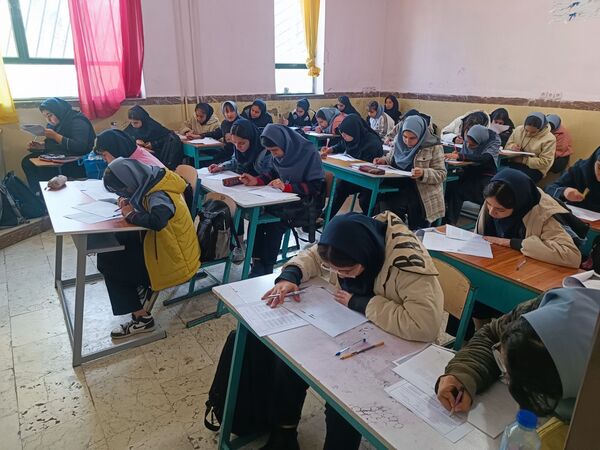 رقابت دانش‌آموزان در آزمون سنجش عملکردی مدرسه دخترانه ایثار