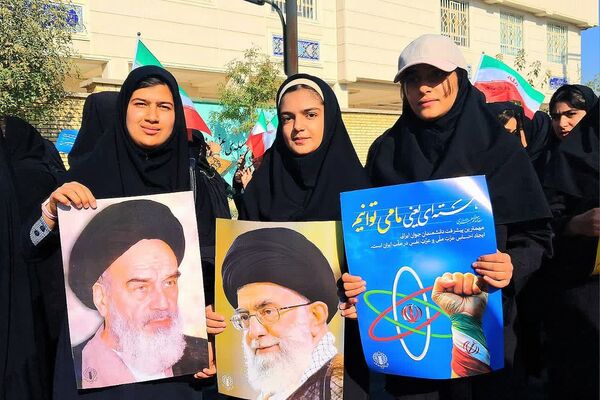 حضور پرشور دانش‌آموزان و فرهنگیان در راهپیمایی روز دانش‌ آموز در باشت 
