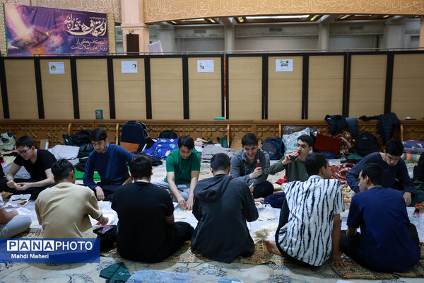 اعتکاف دانش‌آموزی در مسجد جامع شهرک غرب