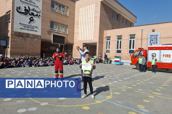آموزش نکات ایمنی آتش‌نشانی در آموزشگاه معارف ۶