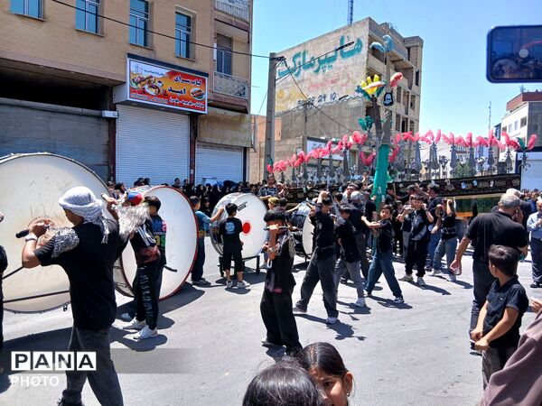 اوج ارادت مردم کرج به سرور آزادگان جهان  در عاشورای حسینی