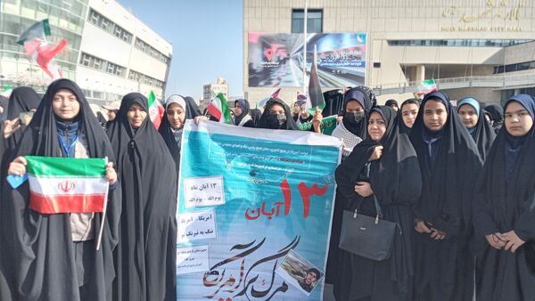 راهپیمایی به مناسبت ۱۳ آبان در میدان شهدا 