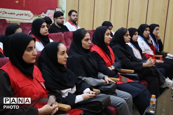 نشست صمیمانه مدیرعامل هلال‌احمر همدان با اعضای گروه رسانه «باور» 