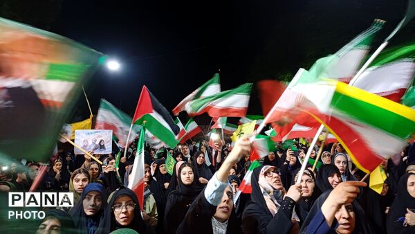 حضور دانش‌آموزان مدرسه دخترانه ریحانه در جشن عید غدیرخم