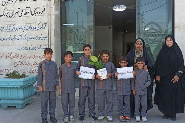 تقدیر دانش‌آموزان مدارس منطقه کهریزک از فرماندهان انتظامی کلانتری ۱۷۰ کهریزک و ۱۷۵ باقرشهر 