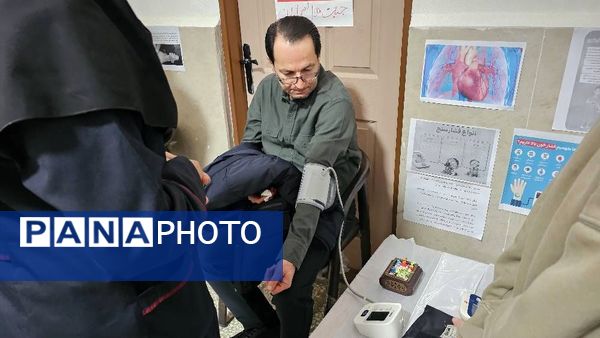 بازدید مسئول پژوهش‌سرای دکتر حسابی از دستاوردهای دانش‌آموزان مدرسه شاهد شهید نوری