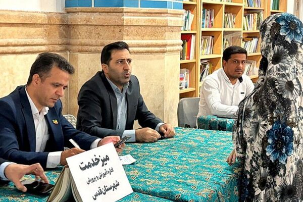 برپایی میز خدمت آموزش و پرورش شهرستان قدس در مصلی نماز جمعه