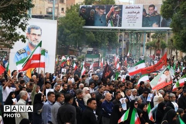 وداع حماسی دریادلان هرمزگان با فرمانده شهید علیرضا تنگسیری در بندرعباس