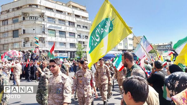 حضور اقشار مختلف مردم و مسئولین در رزمایش ۳۱۳ هزار نفری جان فدایان ایران 