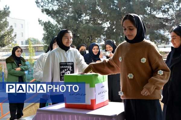 تجربه تمرین دموکراسی دانش‌آموزان مدرسه حکمت در انتخابات شورای دانش‌آموزی