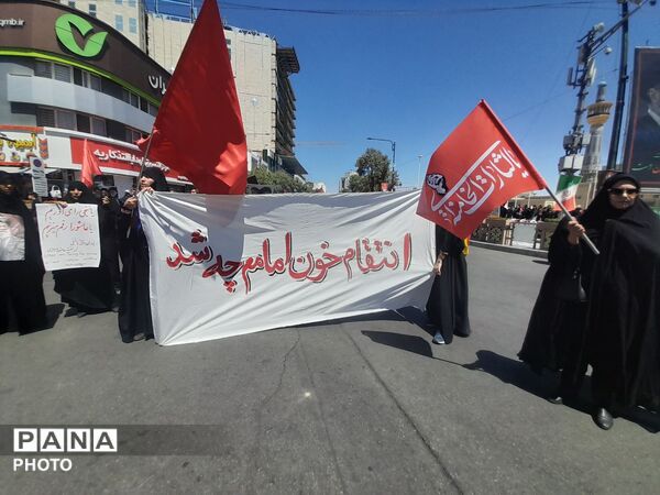 برافراشتن پرچم های خونخواهی و یالثارت الخامنه ای توسط مردم همیشه در صحنه مشهد مقدس 