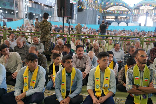 حضور پرشور دانش‌آموزان عضو سازمان دانش‌آموزی در نمازجمعه اصفهان