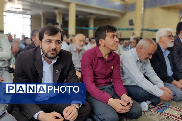 فرهنگیان شهرستان ملارد با حضور خود در نمازجمعه این هفته یاد شهید رجایی را گرامی داشتند 