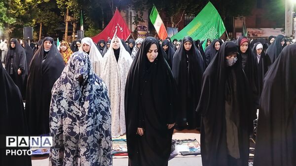 در تجمع شبانه مردم خرم‌ آباد در میدان امام، نماز استغاثه اقامه شد