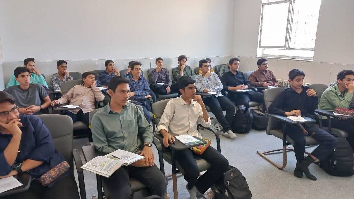 اعتکاف علمی نیم‌روزه دانش‌آموزان دهمی معارفی برای آمادگی در آزمون‌های جامع مطهر