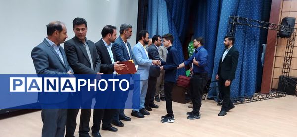 تجلیل از رتبه‌های برتر کنکور در بم