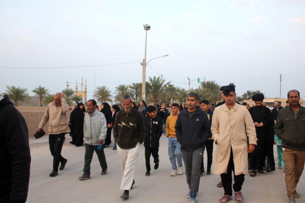 پیاده‌روی خانوادگی در روستای بندرگاه شهرستان بوشهر