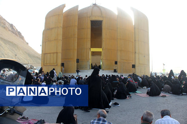 زمزمه عاشقانه دعای عرفه در یادمان 14 شهید گمنام کوه خضر نبی(ع)