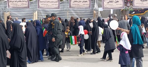 جلوه‌ای از همراهی اقشار مختلف مردم در راهپیمایی سالروز انقلاب بختگان