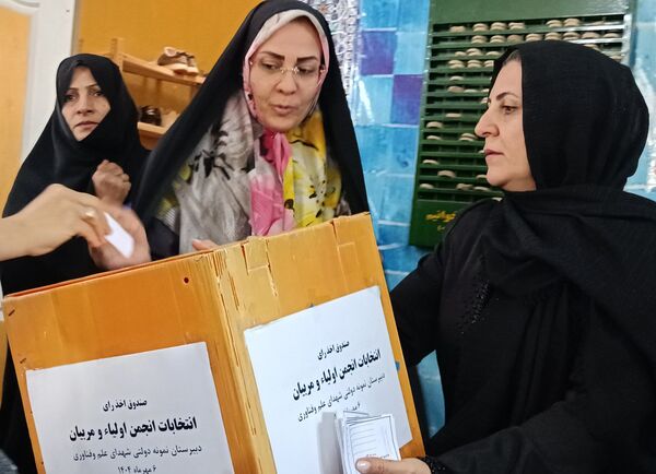 جلسه اولیاء مربیان در دبیرستان نمونه دولتی شهدای علم و فناوری بهارستان دو