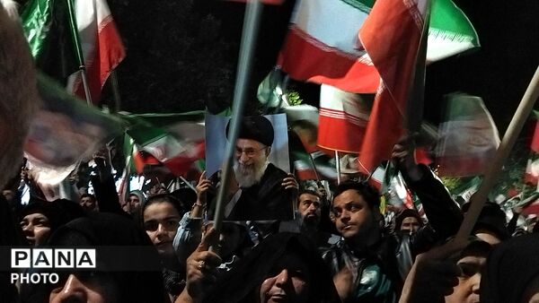 دختران نیشابوری در صف اول تجمعات-۳