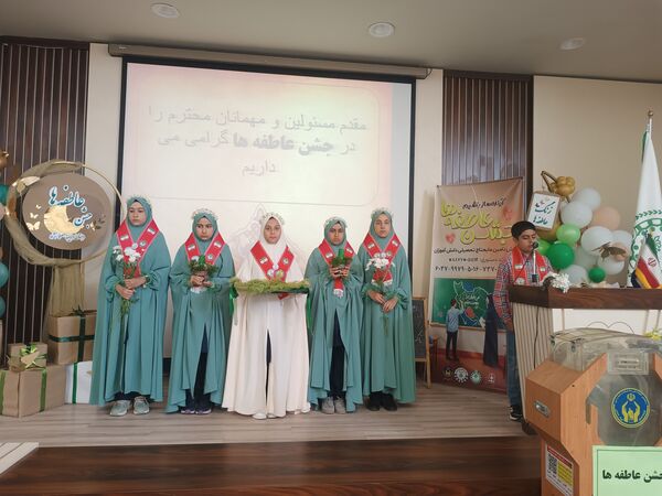 جشن عاطفه‌ها با تقسیم مهر و مهربانی در دبستان آرمینه مصلی نژاد 