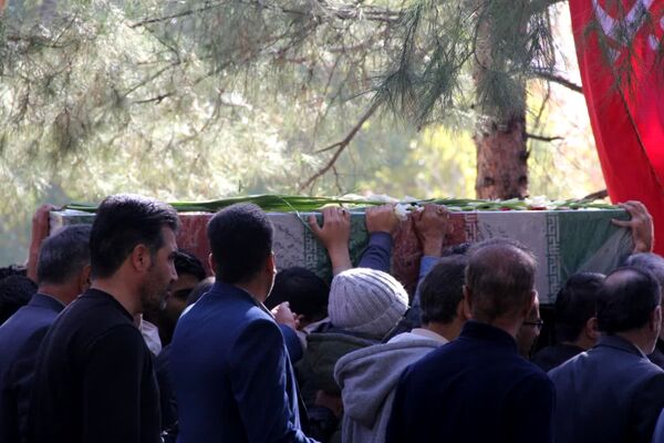 تشییع و خاکسپاری شهید گمنام در باغ جنت شیراز