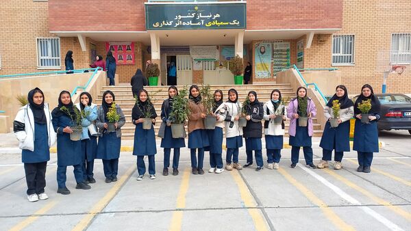 دوستی با طبیعت و شور و حال دانش‌آموزان دبیرستان فرزانگان استعداد درخشان ملارد