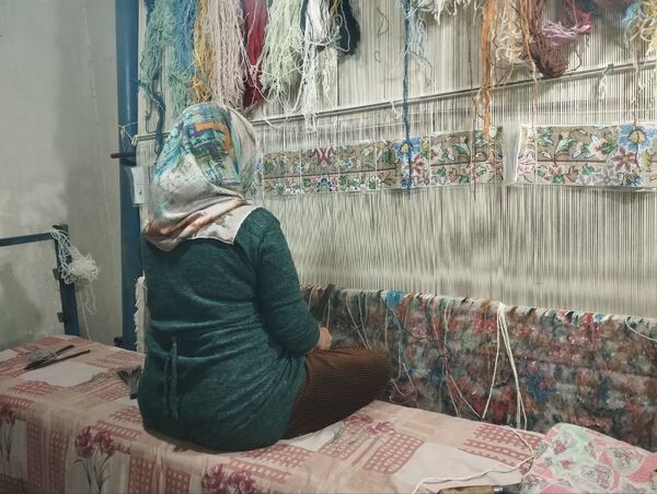 هنر قالی بافی ،پیشه‌ سنتی‌ بانوان‌ مهدی آباد خلیل آباد 