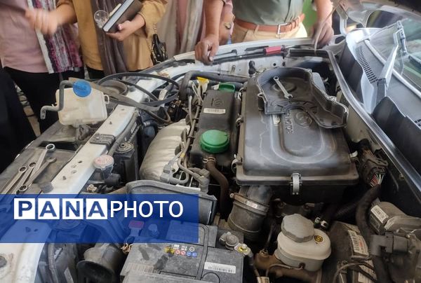 بانوان حاجی‌آباد در کارگاه تعمیرات ماشین