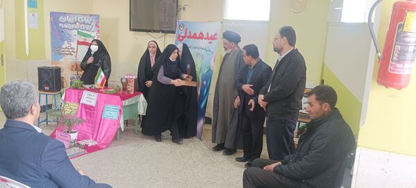 نواختن زنگ احسان و نیکوکاری در دبیرستان دوره اول دخترانه خدادای شهرستان نطنز 