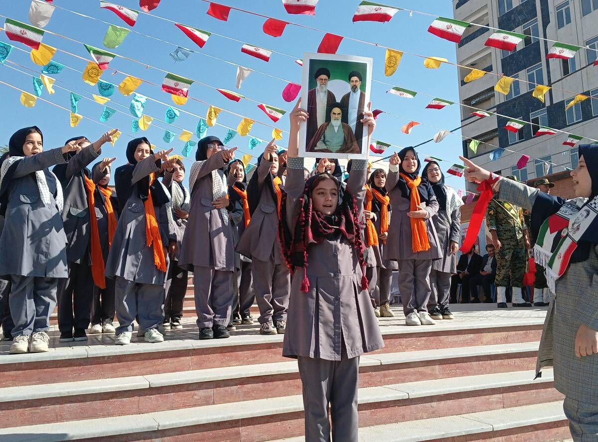 گرامیداشت روز نیروی انتظامی در مدرسه کاوه آهنگر
