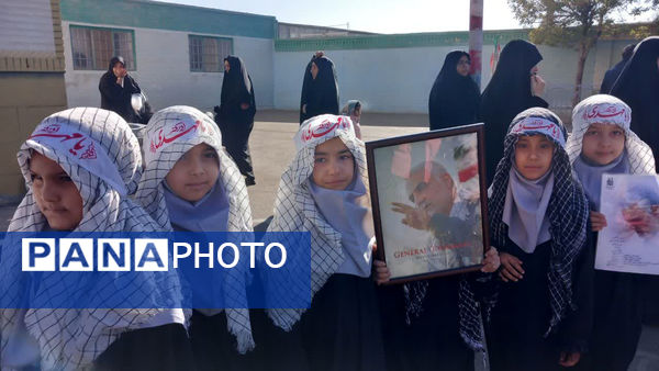 انس و ارادت دانش‌آموزان مدارس ناحیه یک قم به شهید گمنام