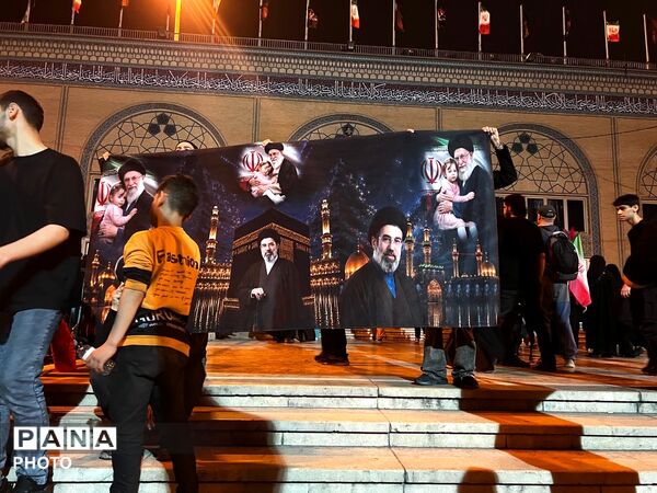 وداع حماسی مردم با شهدای وطن در مصلای تهران