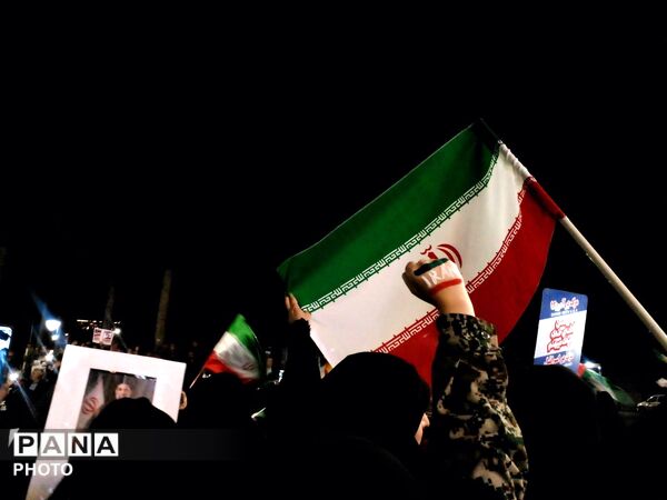حضور پرشور مردم در سی و یکمین شب بیعت؛ آیین وحدت در روز جمهوری اسلامی