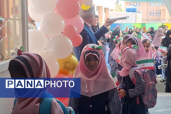 حضور مشاور وزیر آموزش و پرورش گرمابخش محفل شکوفه‌های شیراز