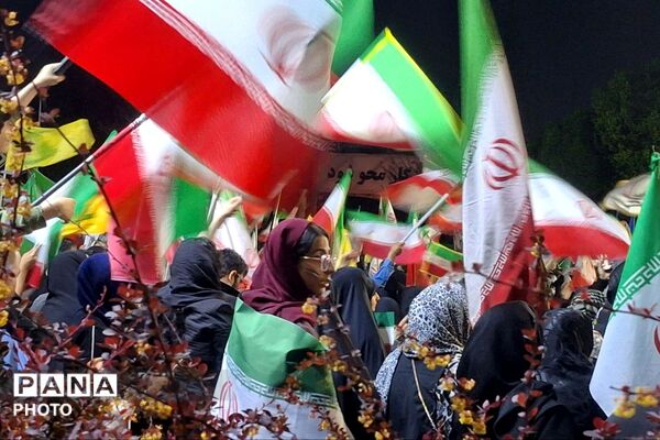 توزیع پرچم در میان اجتماع ضد صهیونیستی و برگزاری نماز استغاثه در میدان نماز شهرری 