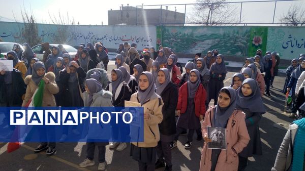 جلوه‌ای از همدلی و عشق به وطن در مدرسه والدین ۲ آناخاتون همزمان با زنگ انقلاب