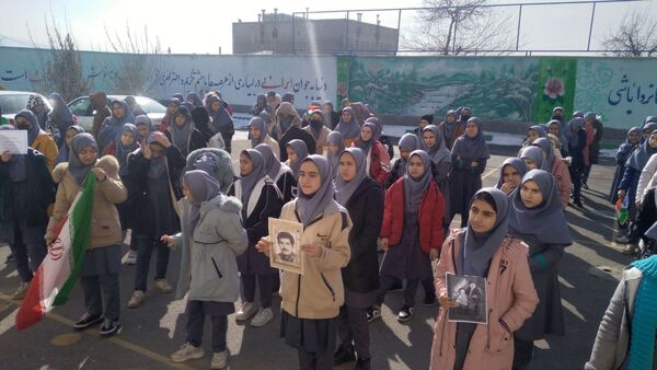 جلوه‌ای از همدلی و عشق به وطن در مدرسه والدین ۲ آناخاتون همزمان با زنگ انقلاب