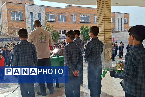 تجدید عهد دانش آموزان مدرسه ایمان ورامین با امام حسین (ع) 