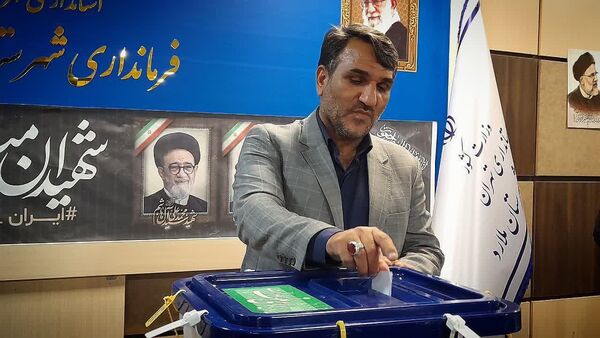 حضور مسئولان و مردم انقلابی شهرستان ملارد در پای صندوق‌های رأی