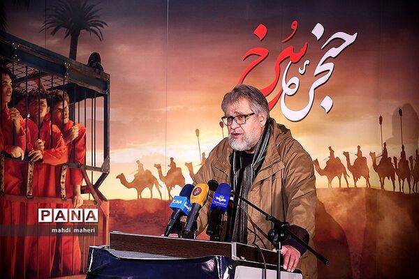 دیدار ابراهیم حاتمی کیا با خانواده شهدا