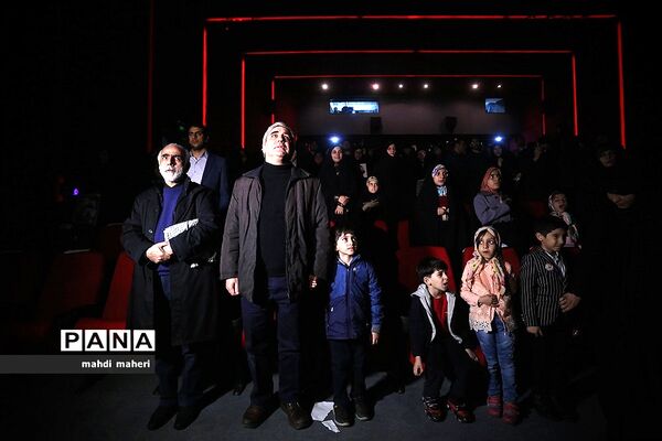 دیدار ابراهیم حاتمی کیا با خانواده شهدا