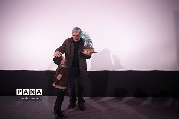 دیدار ابراهیم حاتمی کیا با خانواده شهدا