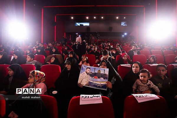 دیدار ابراهیم حاتمی کیا با خانواده شهدا