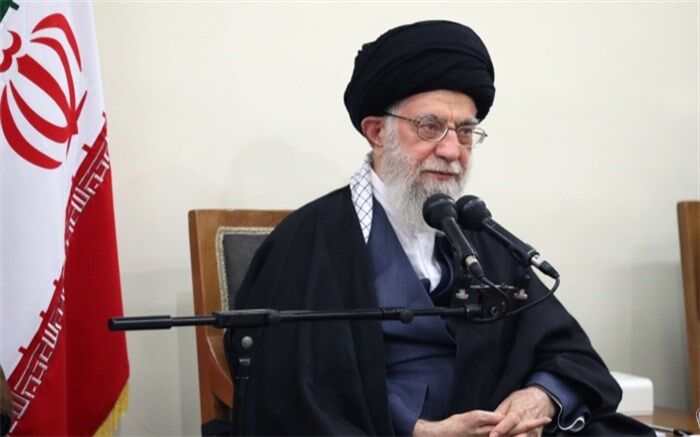 رهبر معظم انقلاب: کارگران در حوادث انقلاب و دفاع مقدس با بصیرت و غیرت در صحنه بودند